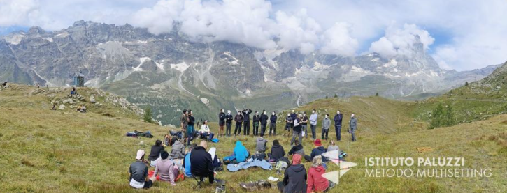Un piccolo gruppo cammina lungo un sentiero di montagna